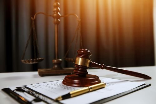 © Phanphen - Adobe Stock.com Foto: Richterhammer und Waage