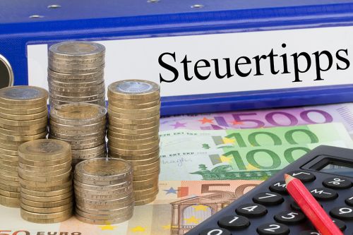 Foto: Münzen, Scheine und Taschenrechner