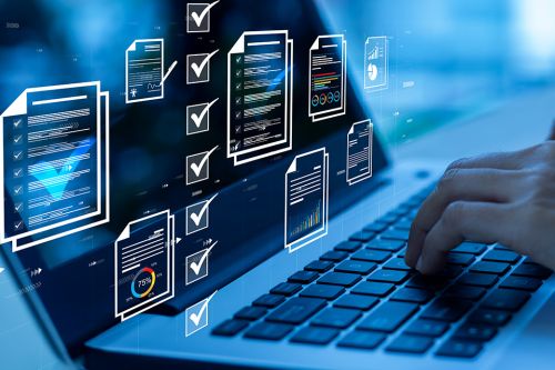 © Urupong - Adobe Stock.com Foto: Laptop mit digitaler Checkliste