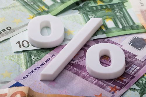 © Andrey Popov - stock.adobe.com Foto: Prozentzeichen auf Geldscheinen